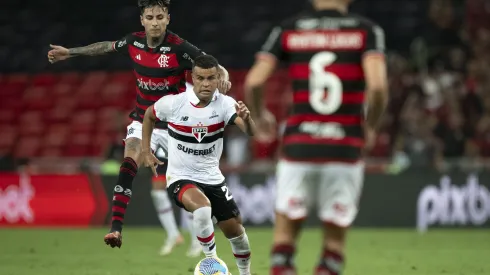 Pulgar jogador do Flamengo disputa lance com Alisson jogador do Sao Paulo. Foto: Jorge Rodrigues/AGIF