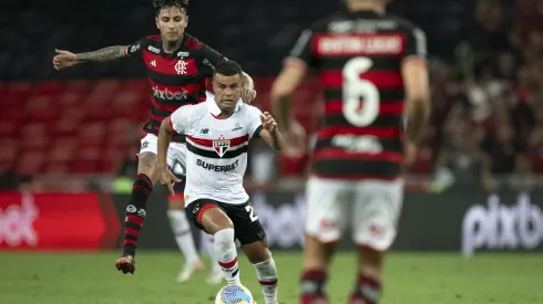 Pulgar jogador do Flamengo disputa lance com Alisson jogador do Sao Paulo. Foto: Jorge Rodrigues/AGIF
