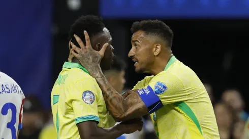 Vini Junior e Danilo comemoram gol pela Seleção. (Photo by Kevork Djansezian/Getty Images)
