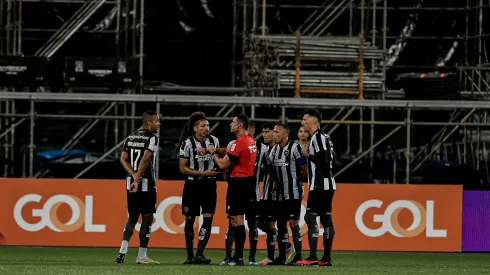 Expulsão de Adryelson diante do Palmeiras em 2023 ainda rende críticas no Botafogo. 

