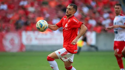 Meio-campista não agradou os torcedores do Internacional