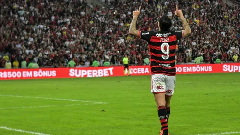 Pedro jogador do Flamengo comemora seu gol durante partida contra o Cruzeiro.
