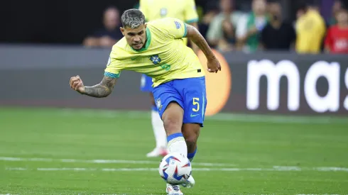 Bruno Guimarães em partida da Copa América (Foto: Ronald Martinez/Getty Images)

