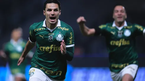 Raphael Veiga jogador do Palmeiras comemora seu gol durante partida contra o Corinthians
