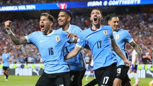 Seleção Uruguaia comemorando gol em vitória contra Estados Unidos pela Copa América. (Photo by Michael Reaves/Getty Images)
