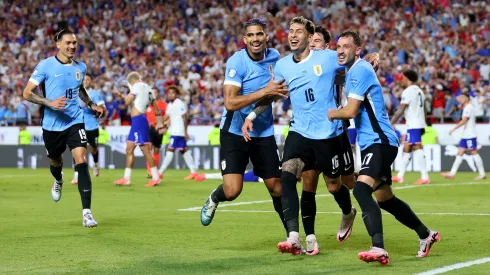 Jogadores do Uruguai comemorando gol contra os Estados Unidos na Copa América. (Foto de Michael Reaves/Getty Images)
