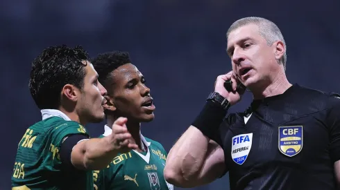 O árbitro Anderson Daronco durante partida entre Palmeiras e Corinthians no estádio Arena Allianz Parque pelo Brasileirã Série A 2024. Foto: Ettore Chiereguini/AGIF