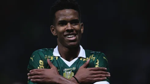 Estêvão comemorando o segundo gol do Palmeiras contra o Juventude.
