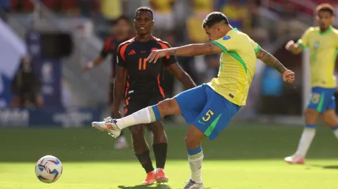 Bruno Guimarães arrisca chute e Brasil x Colômbia. Foto: Ezra Shaw/Getty Images.
