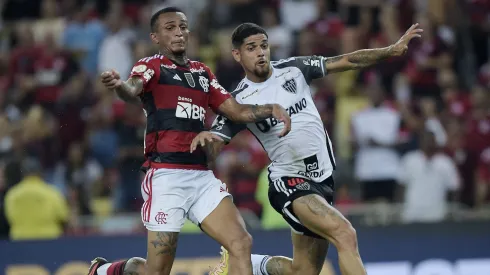 Wesley e Rubens disputam bola, em Flamengo x Atlético-MG, no Maracanã, pelo Brasileiro de 2023. Foto: Alexandre Loureiro/AGIF
