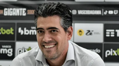 Paulo Bracks, ex-Vasco, negocia jogador do Peixe com a Europa.

