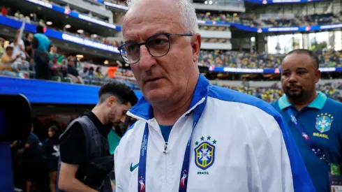 Dorival Júnior precisa vencer o Paraguai. 
