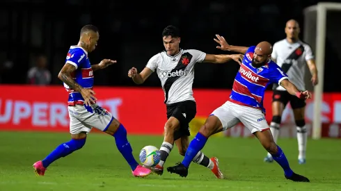 Vasco x Fortaleza duelam pelo Campeonato Brasileiro 2024 nesta quarta-feira (3). Foto: Thiago Ribeiro/AGIF
