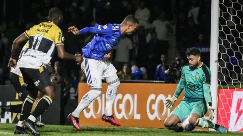 SC – CRICIUMA – 03/07/2024 – BRASILEIRO A 2024, CRICIUMA X CRUZEIRO – Gustavo jogador do Criciuma disputa lance com Ze Ivaldo jogador do Cruzeiro durante partida no estadio Heriberto Hulse pelo campeonato Brasileiro A 2024. Foto: Leonardo Hubbe/AGIF