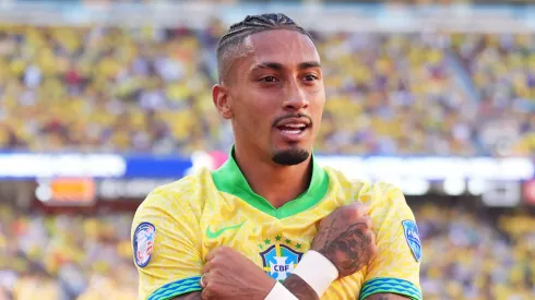 Raphinha comemorando o gol do Brasil contra a Colômbia (Foto: Thearon W. Henderson/Getty Images)
