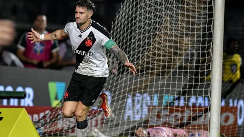 Vegetti comemorando o segundo gol do Vasco contra o Fortaleza pelo Brasileiro A 2024. Foto: Thiago Ribeiro/AGIF
