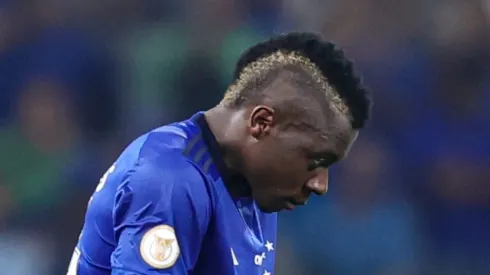 Palacios, jogador do Cruzeiro, lamenta empate ao final da partida contra o Corinthians no estádio Mineirão pelo Brasileirão Série A 2023. Foto: Gilson Lobo/AGIF