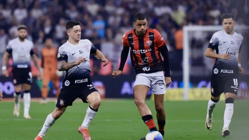 Jogador do Vitoria durante partida contra o Corinthians no estadio Arena Corinthians pelo campeonato Brasileiro A 2024. Foto: Marcello Zambrana/AGIF
