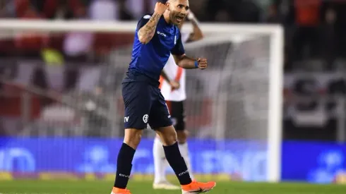 BUENOS AIRES, ARGENTINA - AUGUST 25: Nahuel Bustos of Talleres celebrates after scoring the goal first of his team during a match between River Plate and Talleres as part of Superliga 2019/20 at Estadio Monumental Antonio Vespucio Liberti on August 25, 2019 in Buenos Aires, Argentina. (Photo by Marcelo Endelli/Getty Images)