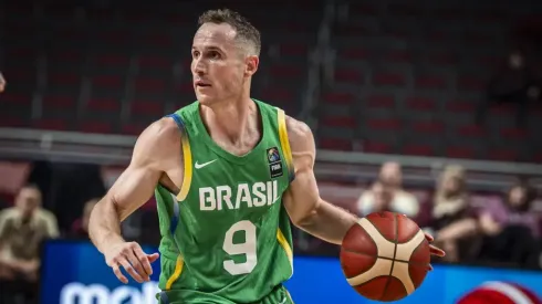 Marcelinho Huertas em ação contra Camarões. Foto: FIBA
