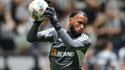 Everson teve fratura no dedo e será operado.