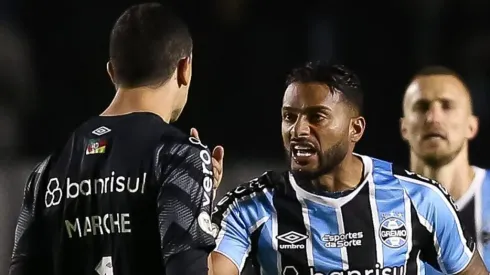 – Reinaldo e o goleiro discutindo pesado no jogo contra o Palmeiras
