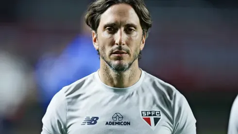 SAO PAULO, BRAZIL – APRIL 29: Head coach Luis Zubeldia of Sao Paulo looks on during a match between Sao Paulo and Palmeiras as part of Brasileirao Series A at Morumbi Stadium on April 29, 2024 in Sao Paulo, Brazil. (Photo by Alexandre Schneider/Getty Images)
