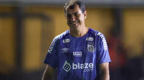 Foto: Pedro Zacchi/AGIF – Carille tomou decisão de ficar no Santos
