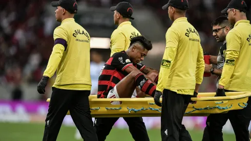 Bruno Henrique sai lesionado do duelo diante do Cuiabá. 
