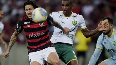 Pedro jogador do Flamengo disputa lance com Marllon jogador do Cuiaba. Foto: Alexandre Loureiro/AGIF
