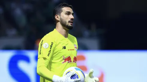 Goleiro até defendeu a cobrança, mas não evitou no rebote
