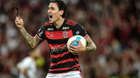 Pedro jogador do Flamengo comemora seu gol durante partida contra o Cuiaba.
