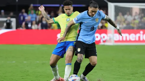 Jogadores de Brasil e Uruguai dispuando a competição. (Foto de Ethan Miller/Getty Images)
