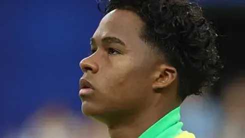 Endrick durante a execução do hino nacional durante partida entre Uruguai e Brasil, no Allegiant Stadium, pela Copa América, no dia 06/07/2024. Foto: Ian Maule/Getty Images