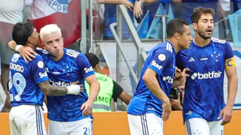 Jogadores do Cruzeiro celebram gol de Barreal. Foto: Gilson Lobo/AGIF
