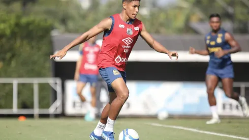 Vinicius Balieiro voltou a ser relacionado pelo Santos nesta sexta. 
