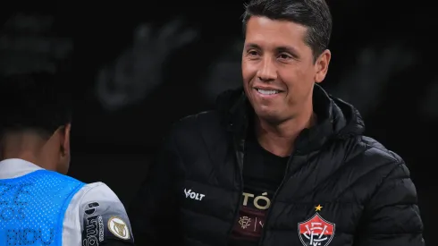 SP – SAO PAULO – 04/07/2024 – BRASILEIRO A 2024, CORINTHIANS X VITORIA – Thiago Carpini tecnico do Vitoria durante partida contra o Corinthians no estadio Arena Corinthians pelo campeonato Brasileiro A 2024. Foto: Ettore Chiereguini/AGIF
