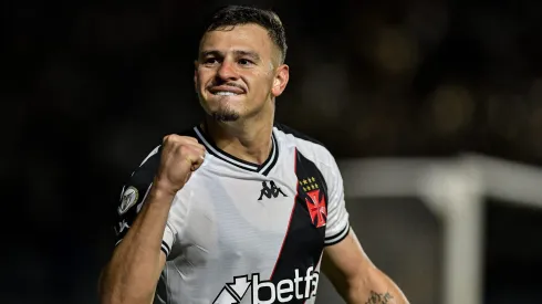 Hugo Moura jogador do Vasco comemora gol durante partida contra o Fortaleza pelo Brasileirão 2024. Foto: Thiago Ribeiro/AGIF
