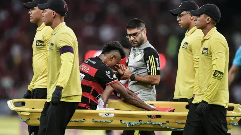 Bruno Henrique sai de maca em jogo do Flamengo contra o Cuiabá, no Maracanã. Foto: Thiago Ribeiro/AGIF
