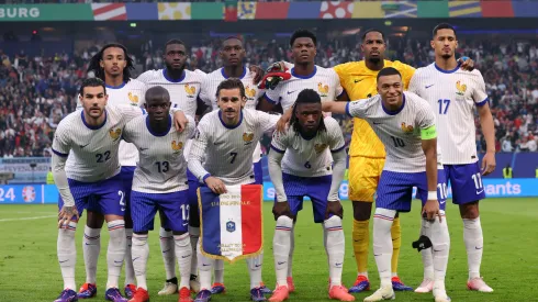 Mbappé com companheiros na Seleção da França. (Foto de Alex Grimm/Getty Images)
