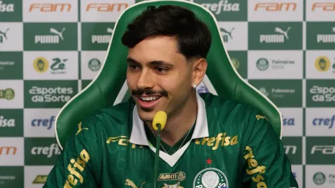 Maurício sendo apresentado como reforço do Verdão, na Academia de Futebol, no dia 08/07/2024. Foto: Cesar Greco/Palmeiras
