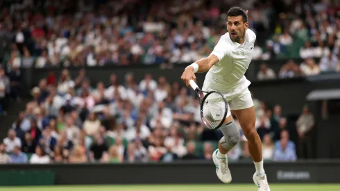 Djokovic em duelo com Rune nas oitavas de Wimbledon 2024<br />
(Foto: Julian Finney/Getty Images)
