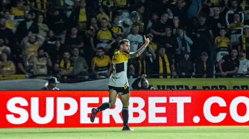 Santos sondou Felipe Vizeu