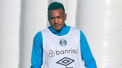 Edenílson durante aquecimento antes da partida entre Grêmio e Fluminense, no Estádio Francisco Stédile, pelo Campeonato Brasileiro, no dia 30/06/2024.