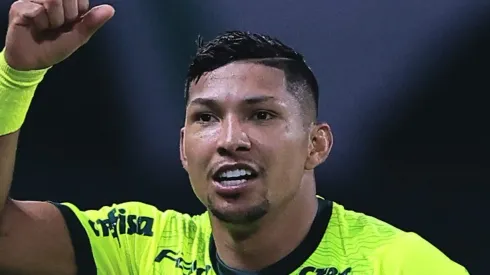 Rony comemora gol pelo Verdão. Atacante interessou ao Flamengo.
