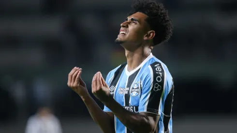 PR - CURITIBA - 29/05/2024 - COPA LIBERTADORES 2024, GREMIO X THE STRONGEST - Du Queiroz jogador do Gremio lamenta durante partida contra o The Strongest no estadio Couto Pereira pelo campeonato Copa Libertadores 2024. Foto: Maxi Franzoi/AGIF