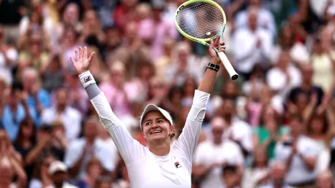 Krejcikova, em semifinal contra Rybakina no torneio feminino de Wimbledon (Foto: Francois Nel/Getty Images)
