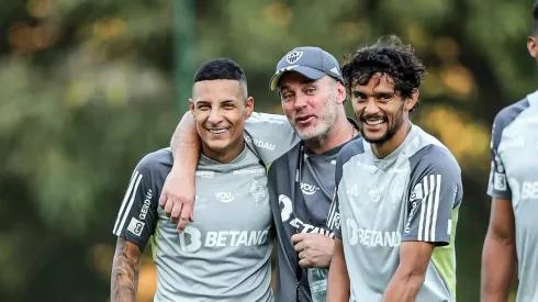 Arana, Scarpa e o técnico Milito do Atlético. Foto: Pedro Souza / Atlético