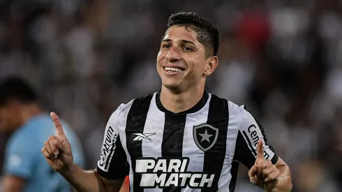 Savarino comemora gol pelo Botafogo. Foto: Thiago Ribeiro/AGIF
