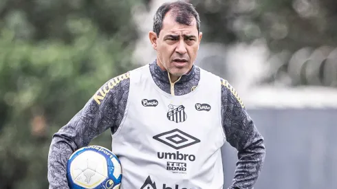 Carille vetou possibilidade de negociação de Aderlan, titular da LD do Peixe – Foto: Raul Baretta/Santos FC
